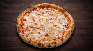 Піца з куркою та ананасами