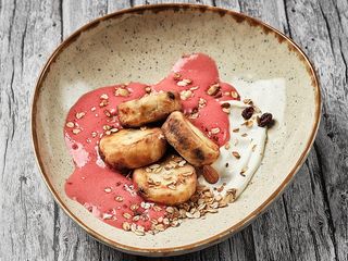 Сирники власного приготування із ягідною еспумою та гранулами (300g)