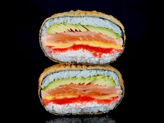 Sushi burger z łososiem