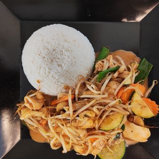 Stir fry poprženo povrće s umakom od kikirikija