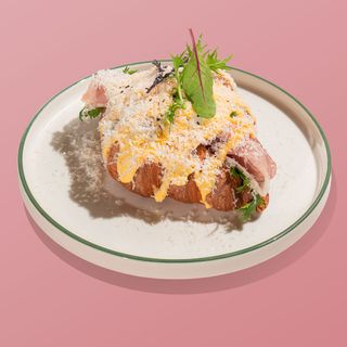 Croissant cu prosciutto și ou poșat