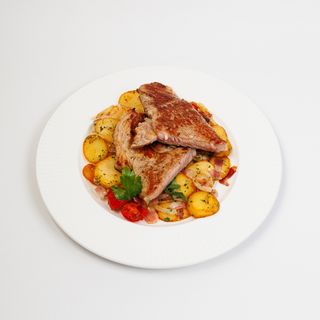 Teleći vrat na žaru s prilogom