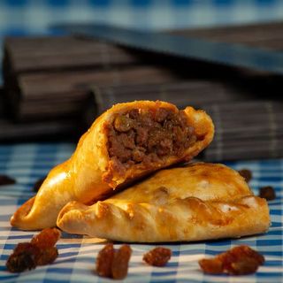 Empanada De Carne Con Pasas