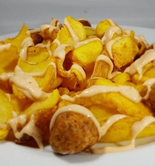 Vaschetta di patatine fritte con buccia