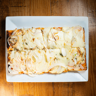 PIZZA CEBOLLA Y MOZZARELLA