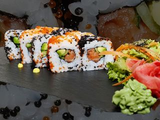 Каліфорнія з лососем в тобіко (230g)