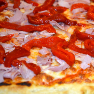 Pizza de jamón y morrones