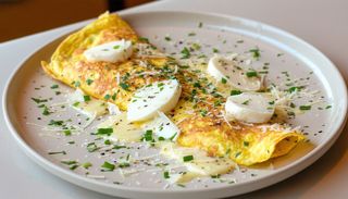 Omletă cu carnati semiafumati