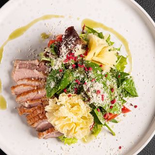 Салат з качиним філе та сиром тет Де муан (210г)