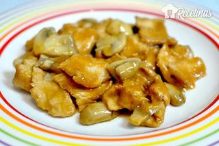 42. Pollo Con Salsa De Champiñones