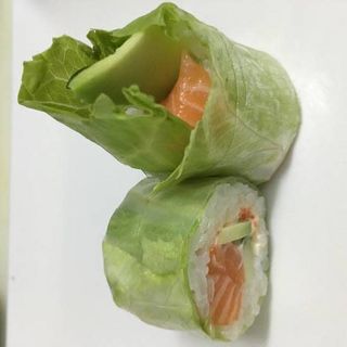 Spring roll salmón, aguacate, pepino y queso (8 uds.)