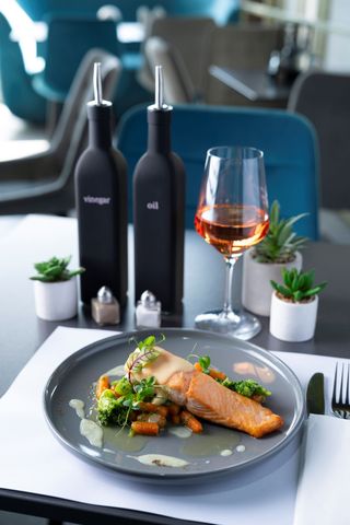 Somon la cuptor cu broccoli și baby morcovi cu sos lemon butter