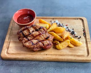 Стейк зі свинячої шиї із картопляними часточками (300/140/55 г)