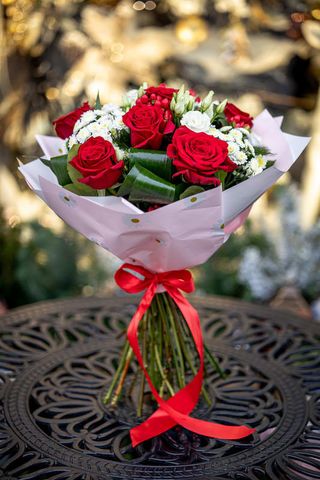 Buchet cu trandafiri roșii, eustoma și hypericum roșu