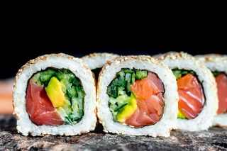 Рол Каліфорнія зі свіжим лососем в кунжуті (285г)