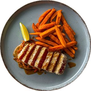 Стейк тунця з бататом фрі та овочами (350г)