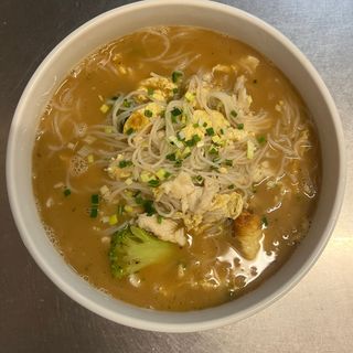 Zupa z ryżowym makaronem, jajkiem i brokułami 700g