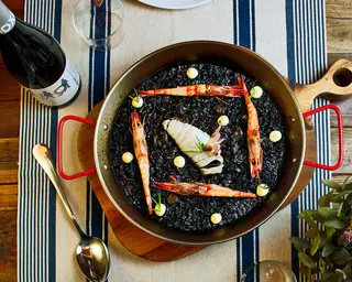 Arroz negro de chipirones, gamba roja y alioli de romero (1 persona)