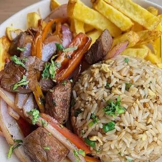 Arroz chaufa con lomo saltado