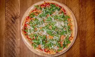 Pizza de rúcula y parmesano