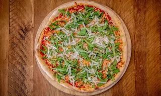 Pizza de rúcula y parmesano