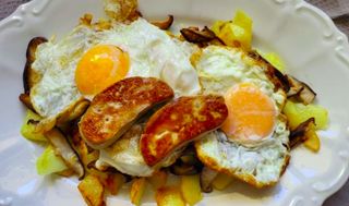 Huevos Rotos Con Foie, Setas Y Patatas