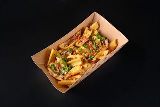 Картопляні діпи з беконом під сирним соусом 