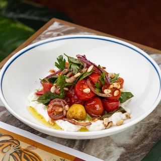 (V) სტრაჩატელას სალათი