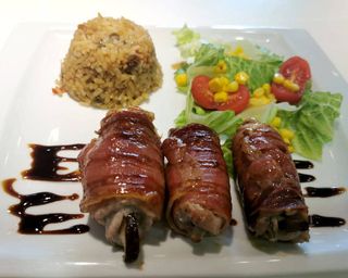 Rollito de pluma iberica con setas shitake y jamón