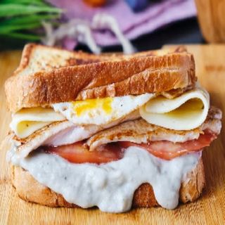 Sándwich De Salsa De Roquefort Con Tomate Y Pollo