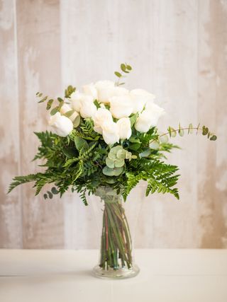 18 Rosas Blancas De Tallo Largo