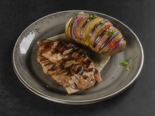 СТЕЙК ЗІ СВИНЯЧОГО ОШИЙКА