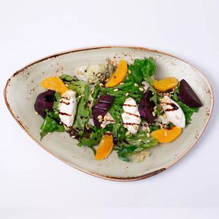 Козий сыр со свеклой