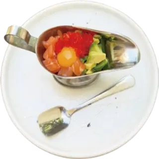 97. Salmón, aguacate, mango y yema de codorniz