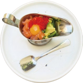 97. Salmón, aguacate, mango y yema de codorniz