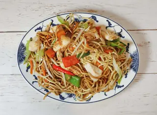 Chow Mein com Carne de Frango