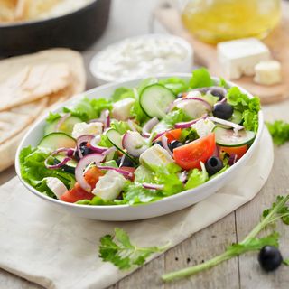 Lattuga, cipolla rossa, olive, pomodorini e crostini di pane