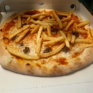 Pizza salsiccia, patate fritte 