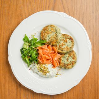 Шпинатні сирники з лососем