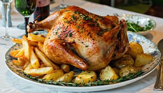 Mezzo pollo allo spiedo con patate al forno e fritte