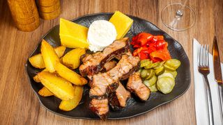 Coastă de porc afumată la grill, cu brânză de burduf și cartofii casei