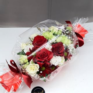  Aranjament pe baza de burete cu mixt de flori rosii 