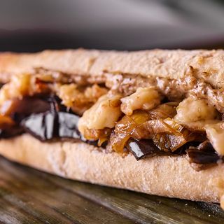 Bocadillo de setas y berenjenas a la plancha