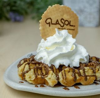 Gofre de chocolate y nata