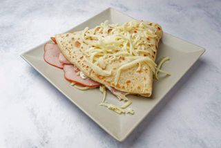 Palačinka sa pečenicom, šunkom, pavlakom i kačkavaljem