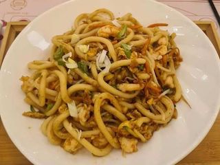 Udon saltati con verdure e gamberi