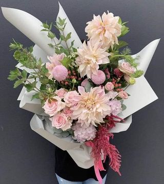 ვარდი ეუსტომა გიორგენები ევკალიპტი 