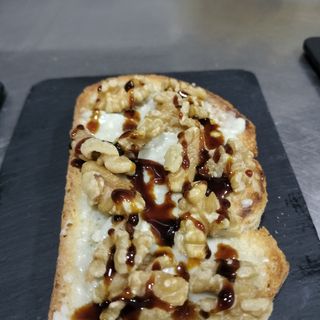 Tosta De Roquefort, Nueces Y Miel