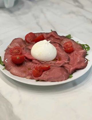 Roast-beef con burrata rucola e pomodorini 