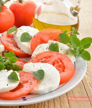 Ensalada de mozzarella con tomate 